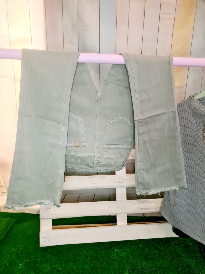 PANTALÓN KAKI CAMPANA DESFLECADO - Imagen 2