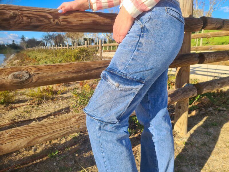 PANTALÓN VAQUERO CARGO - Imagen 3